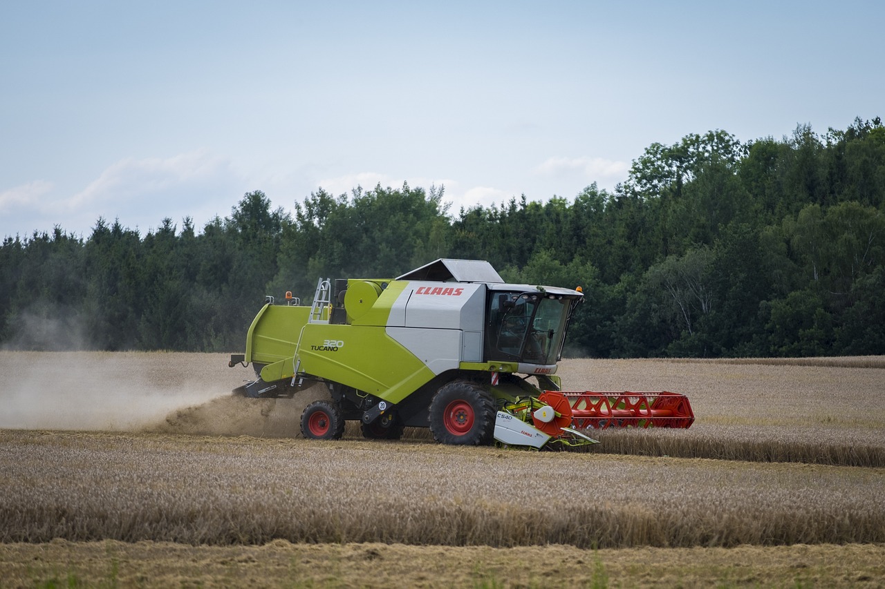 最新收割機(jī)跨區(qū)作業(yè)視頻，高效農(nóng)業(yè)機(jī)械化時(shí)代的展現(xiàn)