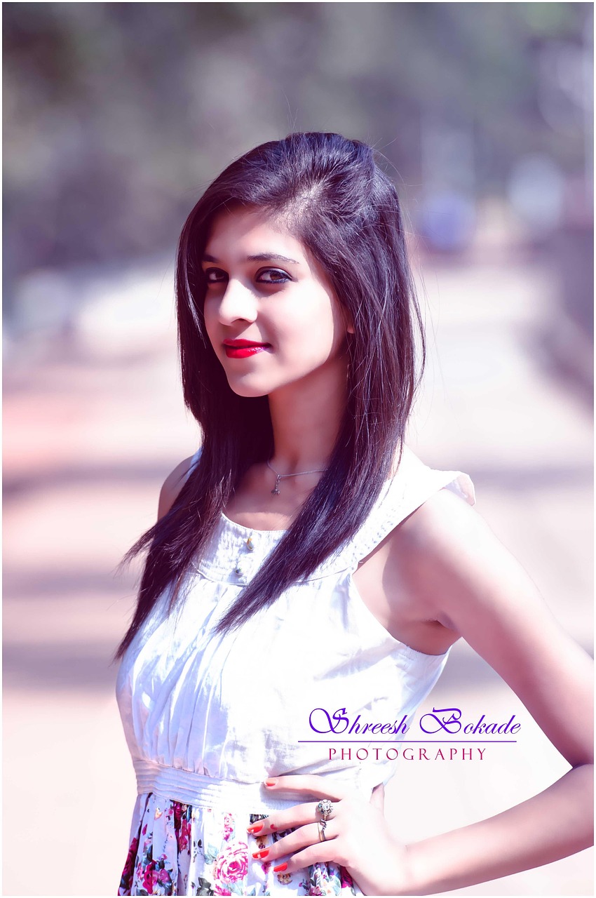 迪麗熱巴在時(shí)尚芭莎中的璀璨風(fēng)采，星光下的時(shí)尚引領(lǐng)者